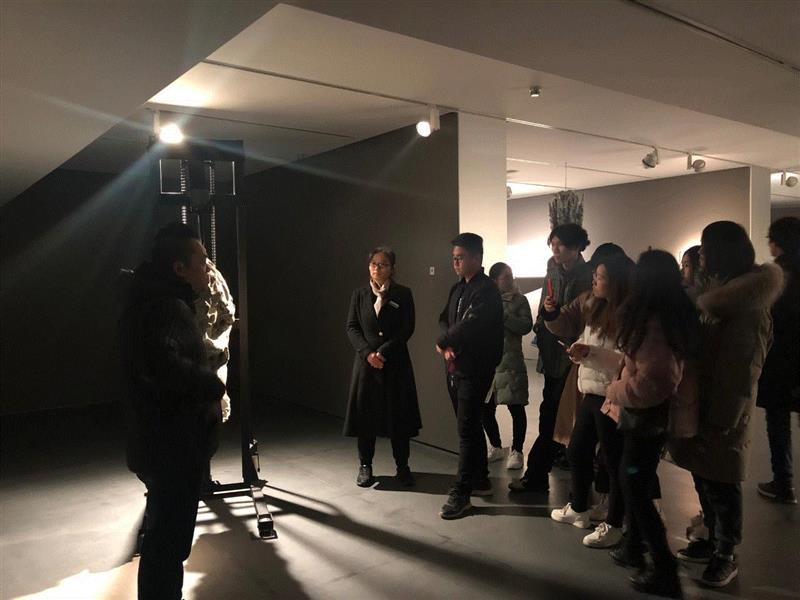 同学们在老师的引导下欣赏周褐褐的作品,超级课堂丨湖北科技学院学子邂逅东西方艺术,湖北科技学院,东西方,课堂,学子,同学们,周褐褐,合美术馆,美术馆,张晓刚,母体