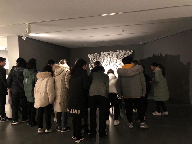 同学们参观作品《母体》,超级课堂丨湖北科技学院学子邂逅东西方艺术,湖北科技学院,东西方,课堂,学子,同学们,周褐褐,合美术馆,美术馆,张晓刚,母体