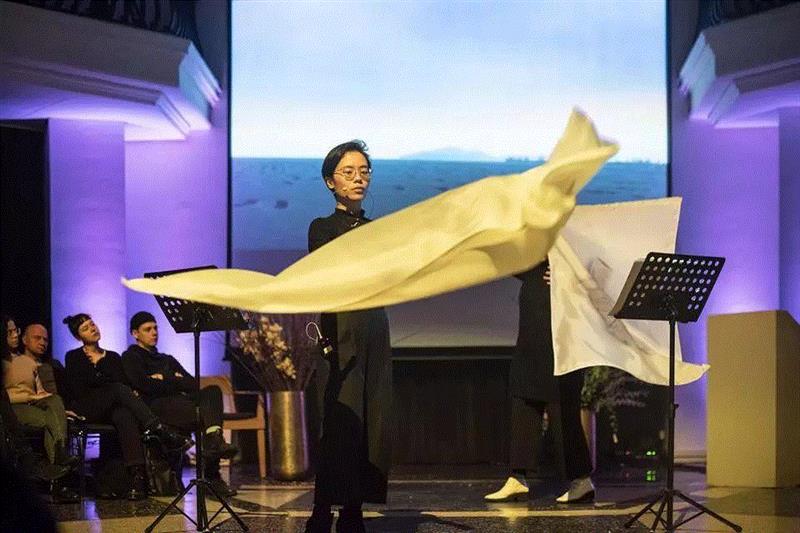 【艺术家】回顾丨覃小诗与陈思颖参加Savvy Contemporary(柏林)展览:“黑暗生态”,Contemporary,生态,柏林,陈思颖,丨覃小诗,塞壬,Plains,地点,迪奥,覃小诗