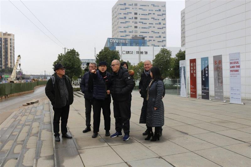 艺术家傅中望一行人在合美术馆外部空间策划布展事宜,@武汉·2020：傅中望个展筹备会议于合美术馆召开,傅中望,合美术馆,筹备会议,湖北美术馆,设计师,文献,鲁虹,冀少峰,书记,李和清