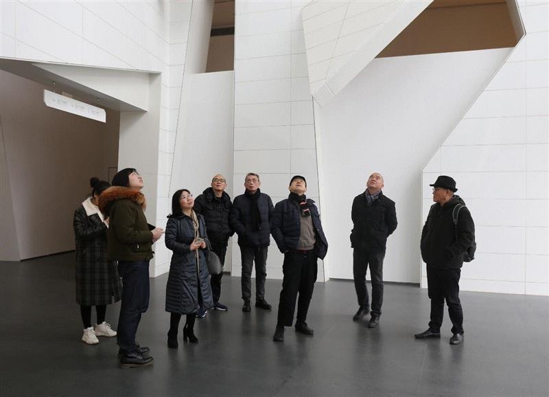艺术家傅中望一行人在合美术馆内探讨策展事宜,@武汉·2020：傅中望个展筹备会议于合美术馆召开,傅中望,合美术馆,筹备会议,湖北美术馆,设计师,文献,鲁虹,冀少峰,书记,李和清