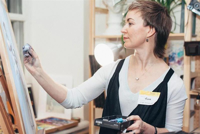 她15年离群索居，只为用一根粉笔打开全新人生，惊艳了世界！,粉笔,Olga,很多人,颜料,墙上,莫斯科艺术学院,色块,阁楼,黑板,节日