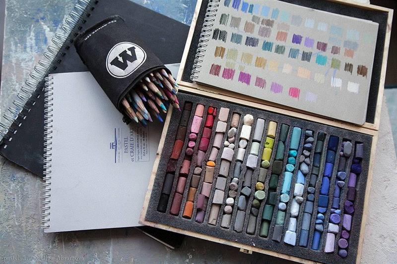 她15年离群索居，只为用一根粉笔打开全新人生，惊艳了世界！,粉笔,Olga,很多人,颜料,墙上,莫斯科艺术学院,色块,阁楼,黑板,节日