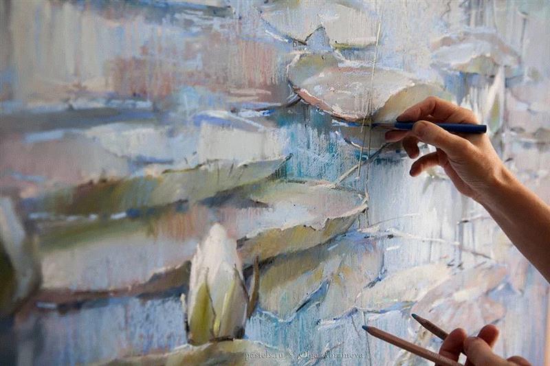 她15年离群索居，只为用一根粉笔打开全新人生，惊艳了世界！,粉笔,Olga,很多人,颜料,墙上,莫斯科艺术学院,色块,阁楼,黑板,节日