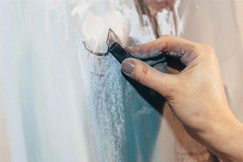 她15年离群索居，只为用一根粉笔打开全新人生，惊艳了世界！,粉笔,Olga,很多人,颜料,墙上,莫斯科艺术学院,色块,阁楼,黑板,节日