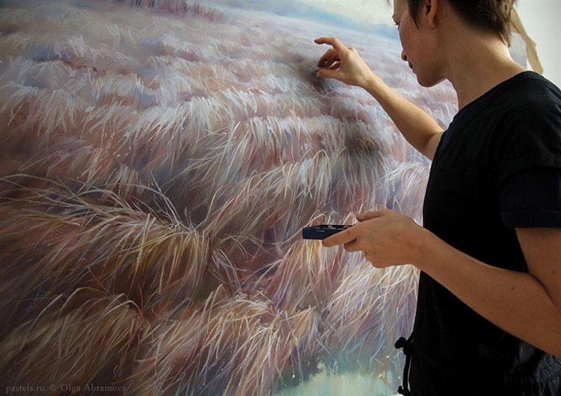 她15年离群索居，只为用一根粉笔打开全新人生，惊艳了世界！,粉笔,Olga,很多人,颜料,墙上,莫斯科艺术学院,色块,阁楼,黑板,节日