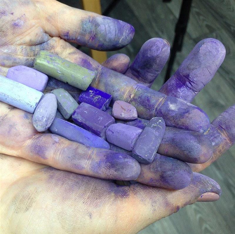 她15年离群索居，只为用一根粉笔打开全新人生，惊艳了世界！,粉笔,Olga,很多人,颜料,墙上,莫斯科艺术学院,色块,阁楼,黑板,节日