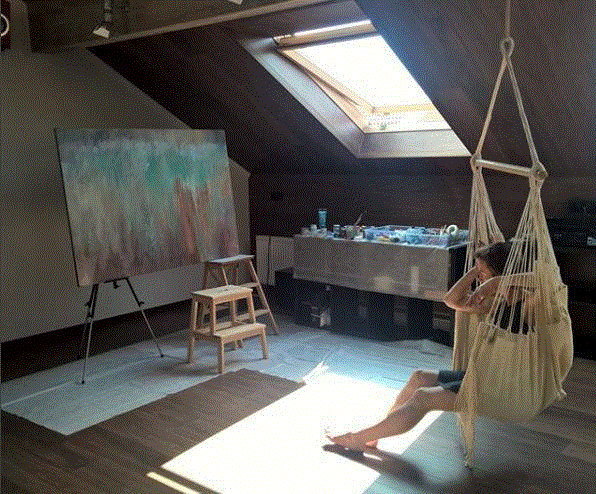 她15年离群索居，只为用一根粉笔打开全新人生，惊艳了世界！,粉笔,Olga,很多人,颜料,墙上,莫斯科艺术学院,色块,阁楼,黑板,节日