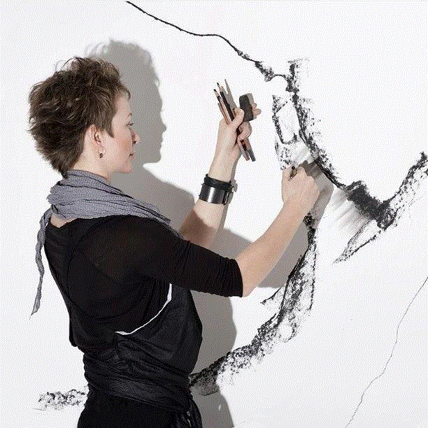 她15年离群索居，只为用一根粉笔打开全新人生，惊艳了世界！,粉笔,Olga,很多人,颜料,墙上,莫斯科艺术学院,色块,阁楼,黑板,节日