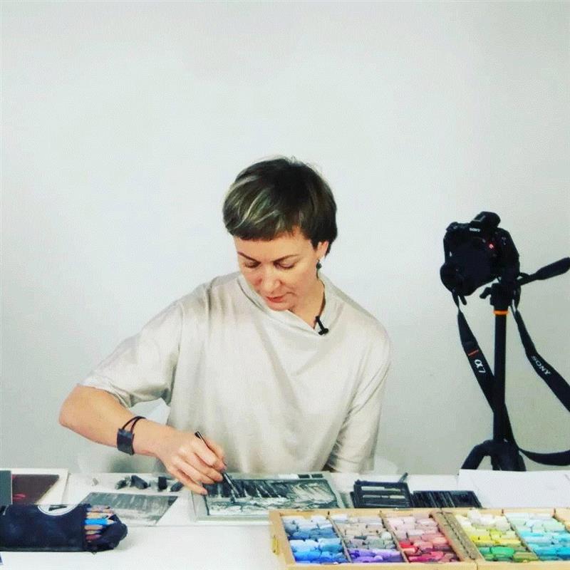 她15年离群索居，只为用一根粉笔打开全新人生，惊艳了世界！,粉笔,Olga,很多人,颜料,墙上,莫斯科艺术学院,色块,阁楼,黑板,节日