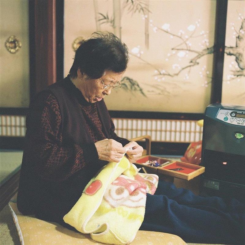艺术 ▎日本摄影师数十年如一日记录家人，一家五口的幸福生活，感动万千网友！,日本,摄影师,幸福生活,川原,女儿,祖母,妹妹,祖父,姐姐,大片