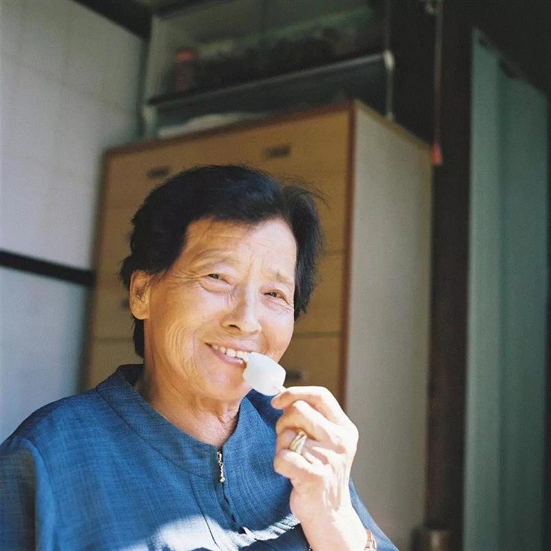 艺术 ▎日本摄影师数十年如一日记录家人，一家五口的幸福生活，感动万千网友！,日本,摄影师,幸福生活,川原,女儿,祖母,妹妹,祖父,姐姐,大片