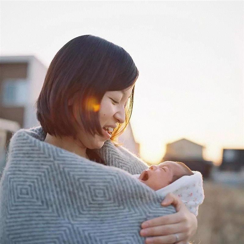艺术 ▎日本摄影师数十年如一日记录家人，一家五口的幸福生活，感动万千网友！,日本,摄影师,幸福生活,川原,女儿,祖母,妹妹,祖父,姐姐,大片