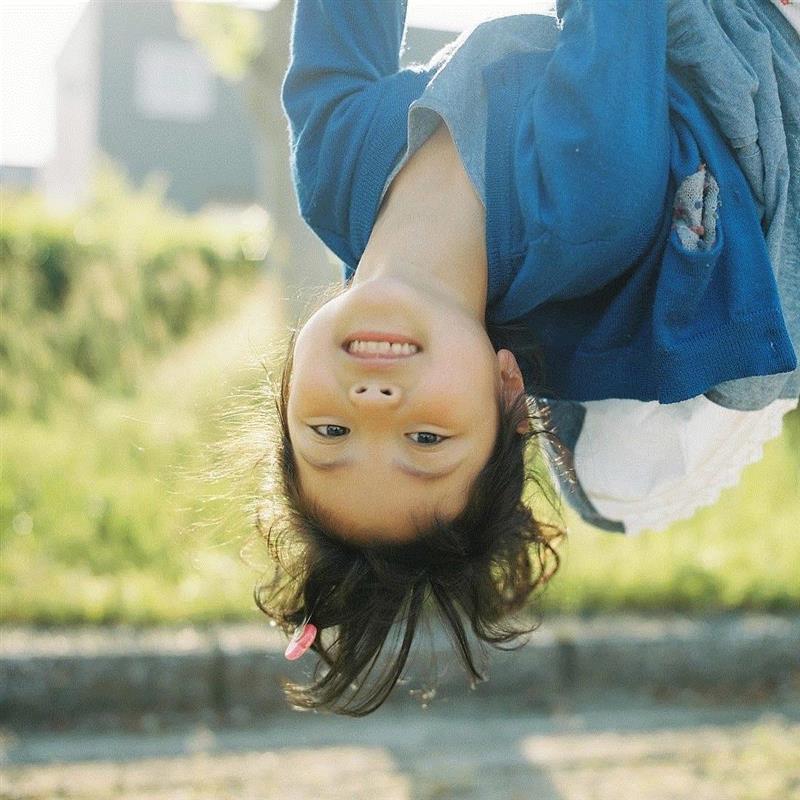 艺术 ▎日本摄影师数十年如一日记录家人，一家五口的幸福生活，感动万千网友！,日本,摄影师,幸福生活,川原,女儿,祖母,妹妹,祖父,姐姐,大片