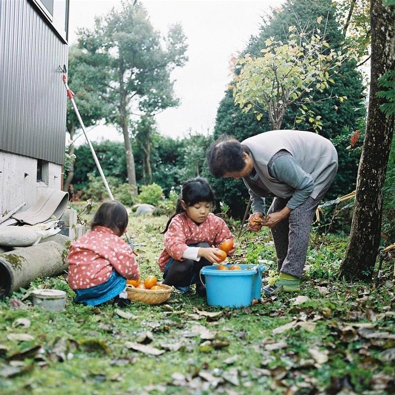 艺术 ▎日本摄影师数十年如一日记录家人，一家五口的幸福生活，感动万千网友！,日本,摄影师,幸福生活,川原,女儿,祖母,妹妹,祖父,姐姐,大片