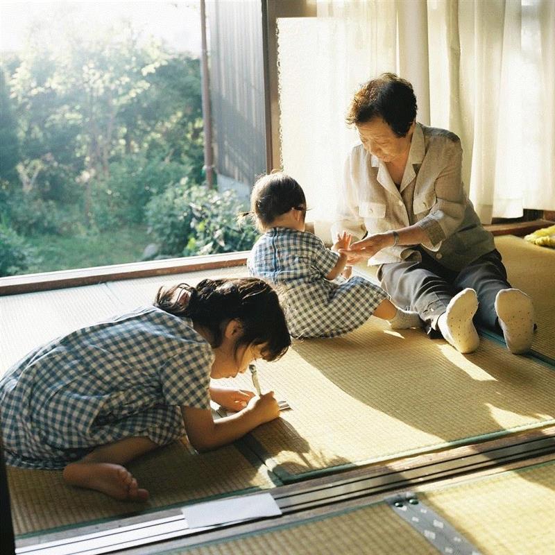 艺术 ▎日本摄影师数十年如一日记录家人，一家五口的幸福生活，感动万千网友！,日本,摄影师,幸福生活,川原,女儿,祖母,妹妹,祖父,姐姐,大片