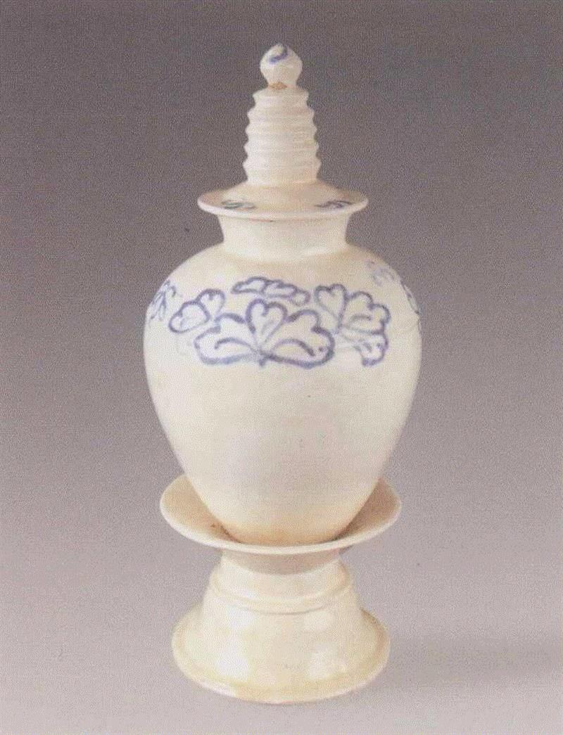 唐青花牡丹纹塔式罐，郑州上街峡窝唐墓出土，图自《郑州上街峡窝唐墓发掘简报》,看牡丹纹识别瓷器年代？你也可以！,牡丹纹,瓷器,牡丹,器物,纹饰,青花,故宫博物院,花瓣,西夏,元代