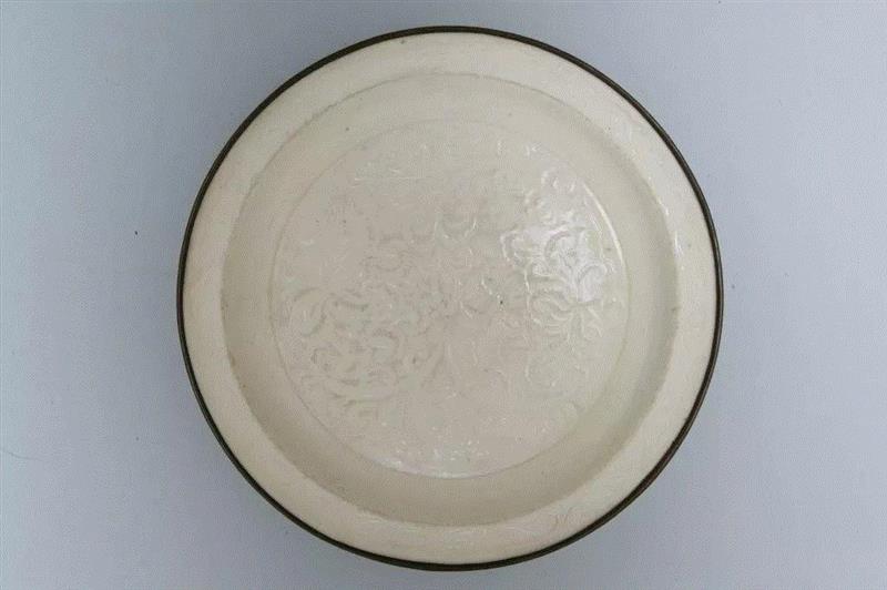 宋代定窑白釉刻花牡丹纹盘，故宫博物院藏,看牡丹纹识别瓷器年代？你也可以！,牡丹纹,瓷器,牡丹,器物,纹饰,青花,故宫博物院,花瓣,西夏,元代