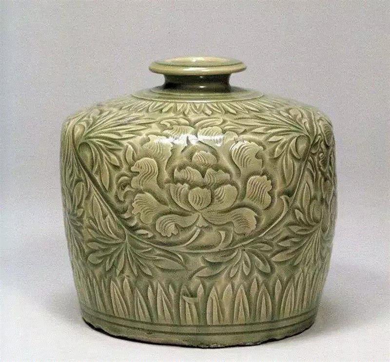 宋代耀州窑牡丹唐草纹瓶，日本大阪市立东洋陶瓷美术馆藏,看牡丹纹识别瓷器年代？你也可以！,牡丹纹,瓷器,牡丹,器物,纹饰,青花,故宫博物院,花瓣,西夏,元代