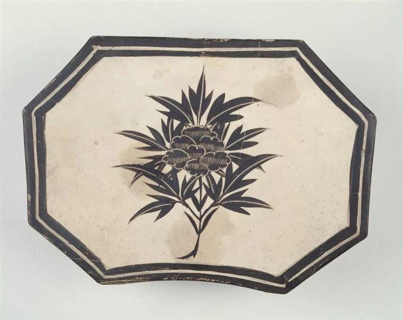 宋代磁州窑白地黑花八方枕，故宫博物院藏,看牡丹纹识别瓷器年代？你也可以！,牡丹纹,瓷器,牡丹,器物,纹饰,青花,故宫博物院,花瓣,西夏,元代