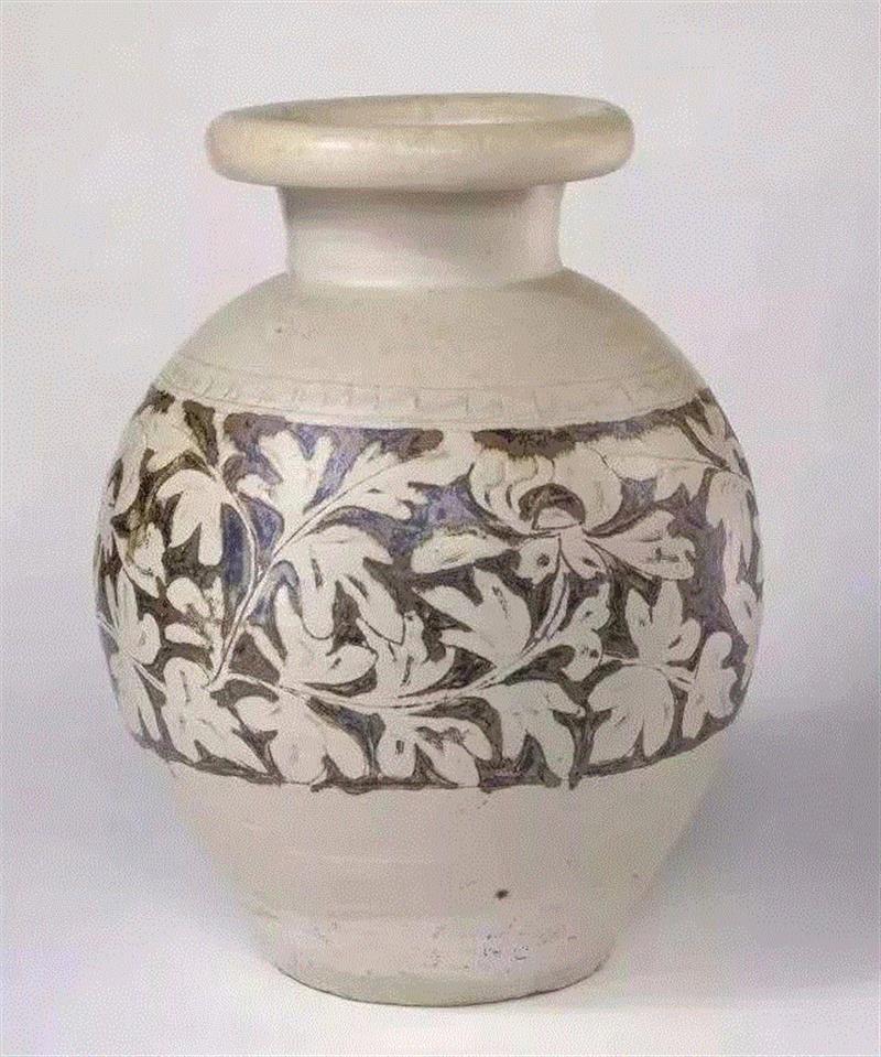 辽代白釉划花填黑彩牡丹纹尊，故宫博物院藏，吸收了磁州窑器物的风格,看牡丹纹识别瓷器年代？你也可以！,牡丹纹,瓷器,牡丹,器物,纹饰,青花,故宫博物院,花瓣,西夏,元代