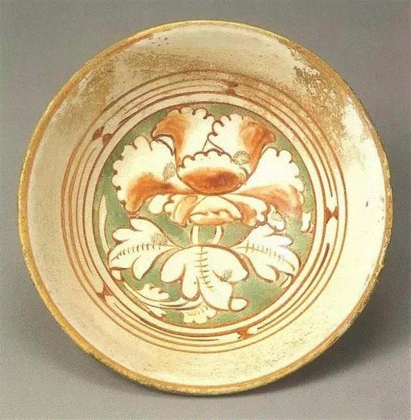 金代白地红绿彩牡丹纹碗，日本东京国立博物馆藏,看牡丹纹识别瓷器年代？你也可以！,牡丹纹,瓷器,牡丹,器物,纹饰,青花,故宫博物院,花瓣,西夏,元代