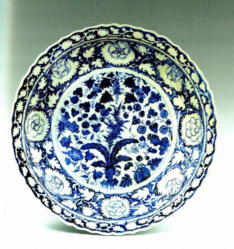 元代青花蕉叶花果竹石缠枝牡丹纹菱口盘，上海博物馆藏,看牡丹纹识别瓷器年代？你也可以！,牡丹纹,瓷器,牡丹,器物,纹饰,青花,故宫博物院,花瓣,西夏,元代