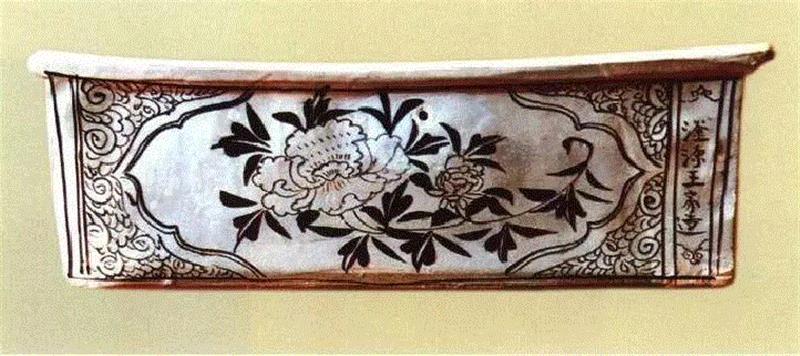 元代长方形白地黑花瓷枕（侧面），磁县观台镇东艾口村出土,看牡丹纹识别瓷器年代？你也可以！,牡丹纹,瓷器,牡丹,器物,纹饰,青花,故宫博物院,花瓣,西夏,元代