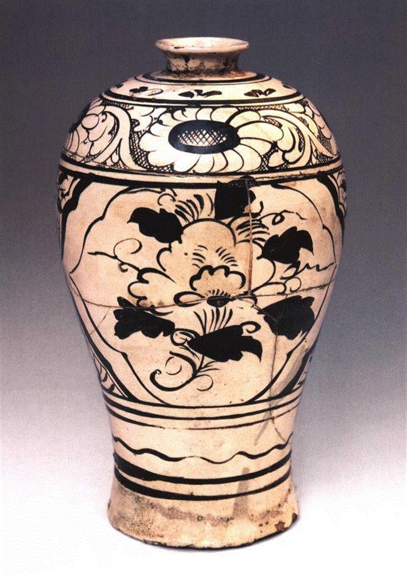 元代白地黑花梅瓶，邯郸市博物馆藏,看牡丹纹识别瓷器年代？你也可以！,牡丹纹,瓷器,牡丹,器物,纹饰,青花,故宫博物院,花瓣,西夏,元代
