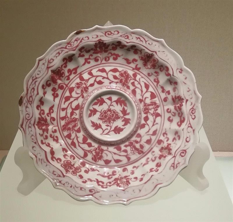 明洪武釉里红缠枝花卉纹盏托，辽宁省博物馆藏,看牡丹纹识别瓷器年代？你也可以！,牡丹纹,瓷器,牡丹,器物,纹饰,青花,故宫博物院,花瓣,西夏,元代