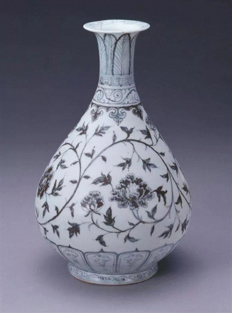 明洪武缠枝牡丹纹玉壶春瓶，故宫博物院藏,看牡丹纹识别瓷器年代？你也可以！,牡丹纹,瓷器,牡丹,器物,纹饰,青花,故宫博物院,花瓣,西夏,元代