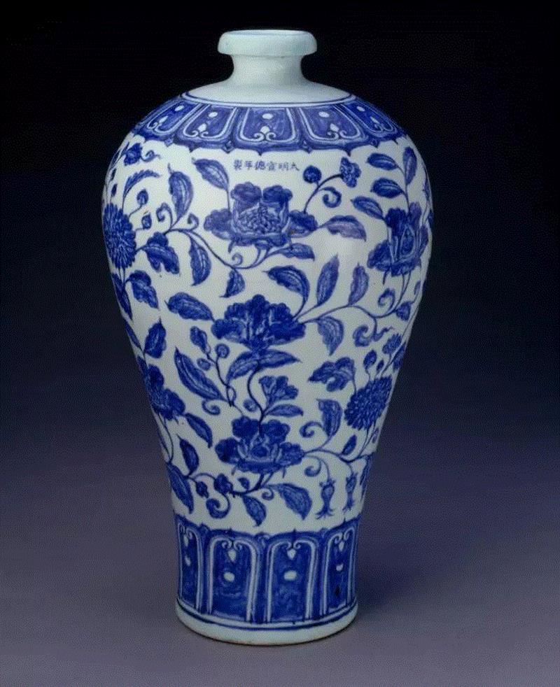 明宣德缠枝花卉纹梅瓶，故宫博物院藏，上面绘有牡丹纹,看牡丹纹识别瓷器年代？你也可以！,牡丹纹,瓷器,牡丹,器物,纹饰,青花,故宫博物院,花瓣,西夏,元代