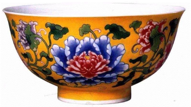清康熙黄地珐琅彩缠枝牡丹纹碗，故宫博物院藏（配色有点清奇）,看牡丹纹识别瓷器年代？你也可以！,牡丹纹,瓷器,牡丹,器物,纹饰,青花,故宫博物院,花瓣,西夏,元代