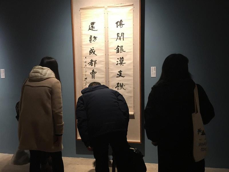 △展厅现场观众看展,现场 | 以书法展的方式纪念杨守敬先生诞辰一百八十周年,杨守敬,书法,诞辰,日本,策展人,湖北,湖北省博物馆,碑帖,研讨会,我馆