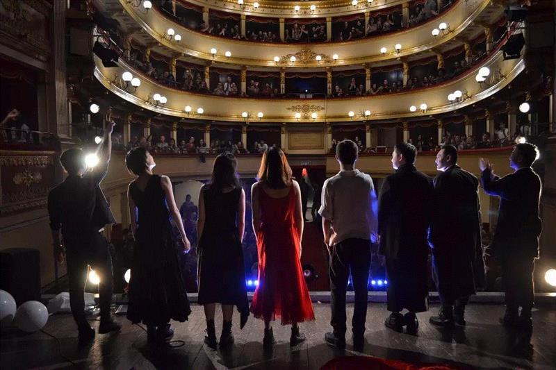 如果你敢在这个时代,用戏剧养活自己。,戏剧,演员,孟京辉,孟京辉戏剧工作室,舞台,话剧,才艺,恋爱的犀牛,电话,形体