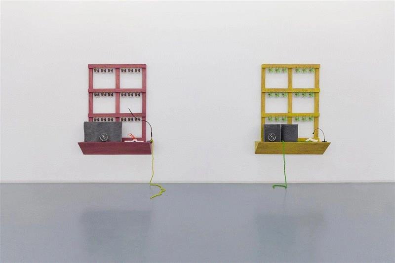 黄铜烤丙烯，染色玻璃钢，麻绳着色，摩托护膝，LED 灯,现场 | 关小个展 @ Bonner Kunstverein,小个展,Detail,玻璃钢,丙烯,农业,纪录片,窗户,麻绳,关小,雕塑