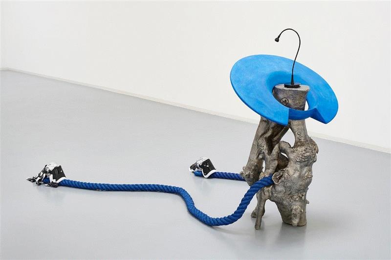 黄铜烤丙烯，染色玻璃钢，麻绳着色，摩托护膝，LED 灯,现场 | 关小个展 @ Bonner Kunstverein,小个展,Detail,玻璃钢,丙烯,农业,纪录片,窗户,麻绳,关小,雕塑