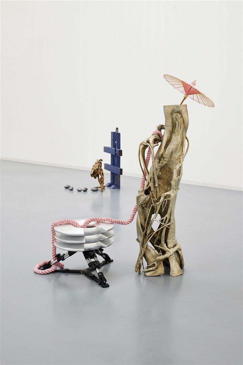 黄铜烤丙烯，纸伞，麻绳着色，玻璃钢，银箔，摄影机脚架,现场 | 关小个展 @ Bonner Kunstverein,小个展,Detail,玻璃钢,丙烯,农业,纪录片,窗户,麻绳,关小,雕塑