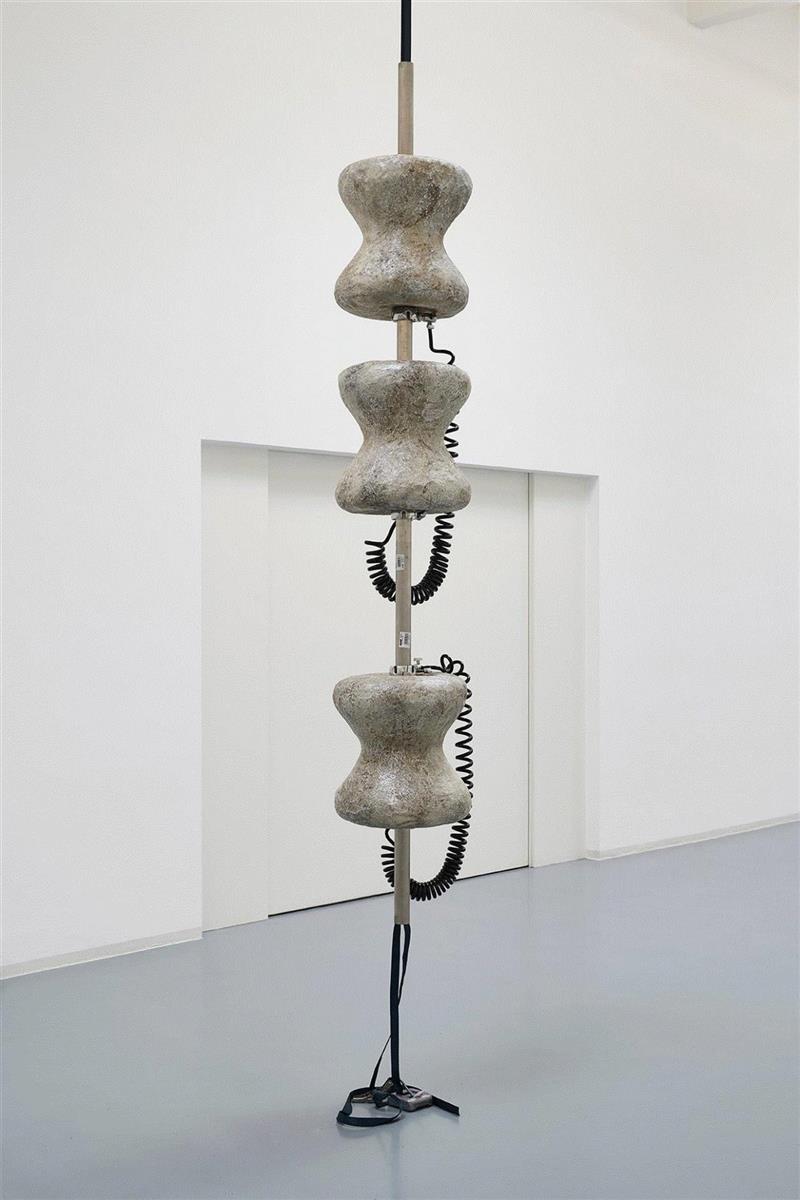 Things I couldn’t forget-Basalt Bead,Metz，2019,现场 | 关小个展 @ Bonner Kunstverein,小个展,Detail,玻璃钢,丙烯,农业,纪录片,窗户,麻绳,关小,雕塑