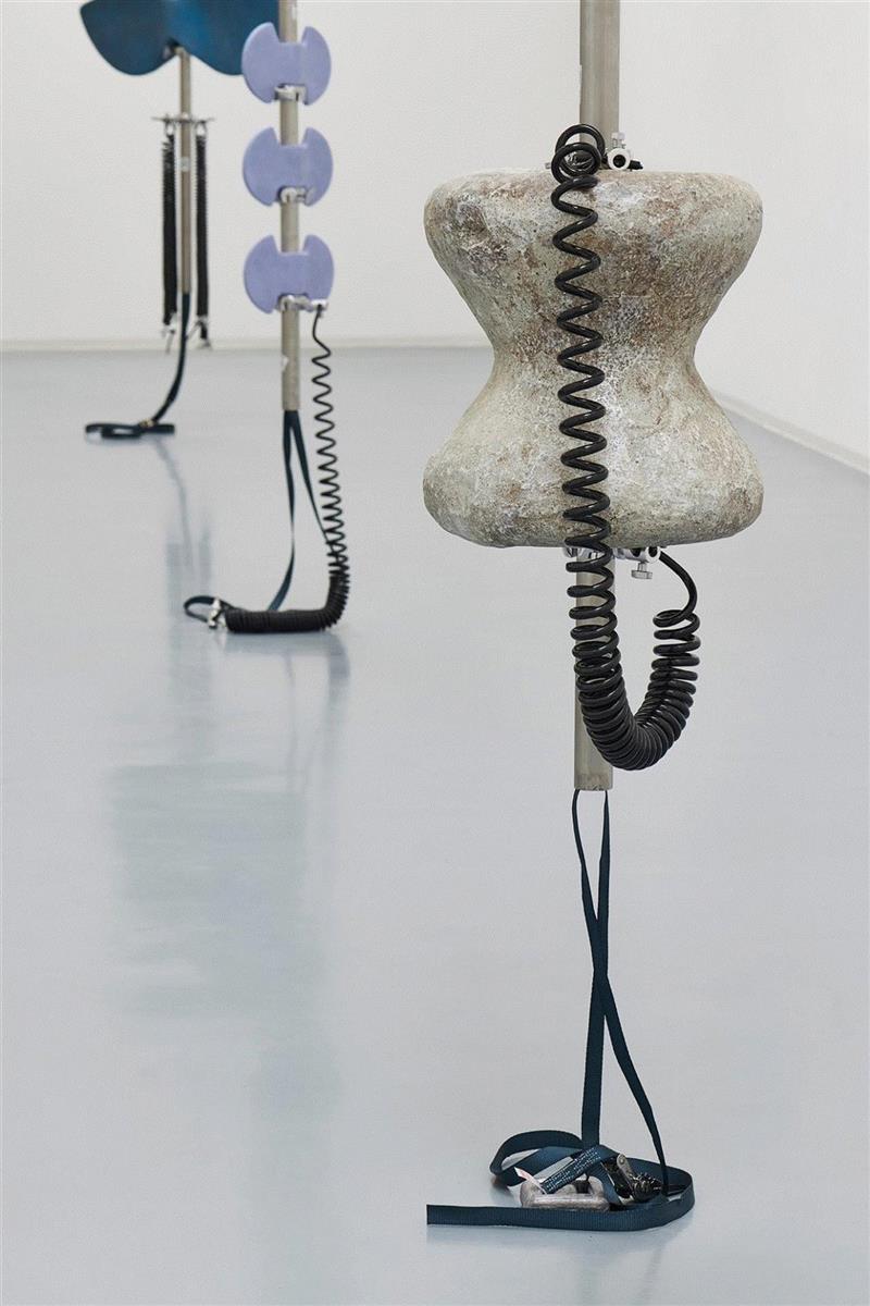 Things I couldn’t forget-Basalt Bead,Metz，2019,现场 | 关小个展 @ Bonner Kunstverein,小个展,Detail,玻璃钢,丙烯,农业,纪录片,窗户,麻绳,关小,雕塑