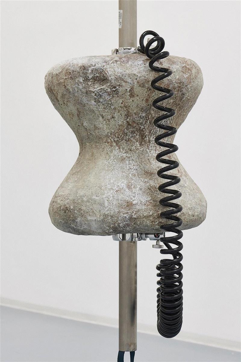 Things I couldn’t forget-Basalt Bead,Metz，2019,现场 | 关小个展 @ Bonner Kunstverein,小个展,Detail,玻璃钢,丙烯,农业,纪录片,窗户,麻绳,关小,雕塑