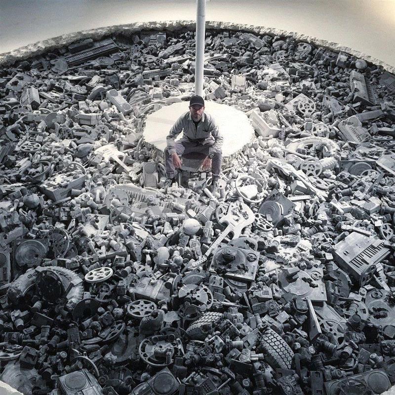 关于Daniel的作品，其中最有名的就是Future Relic系列，这个系列主要在表现石化二十世纪