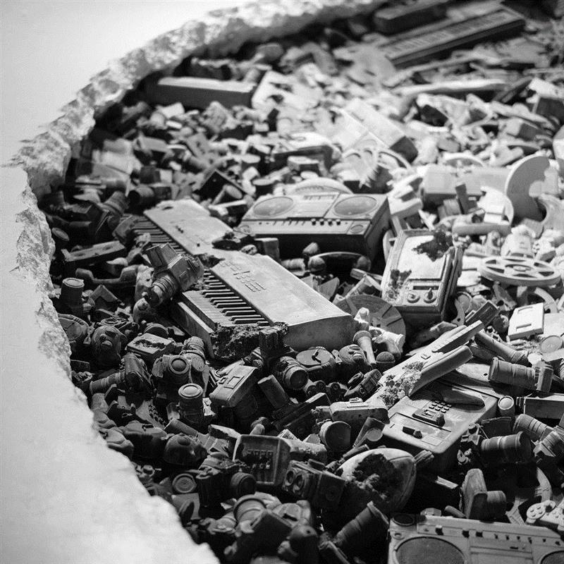 关于Daniel的作品，其中最有名的就是Future Relic系列，这个系列主要在表现石化二十世纪