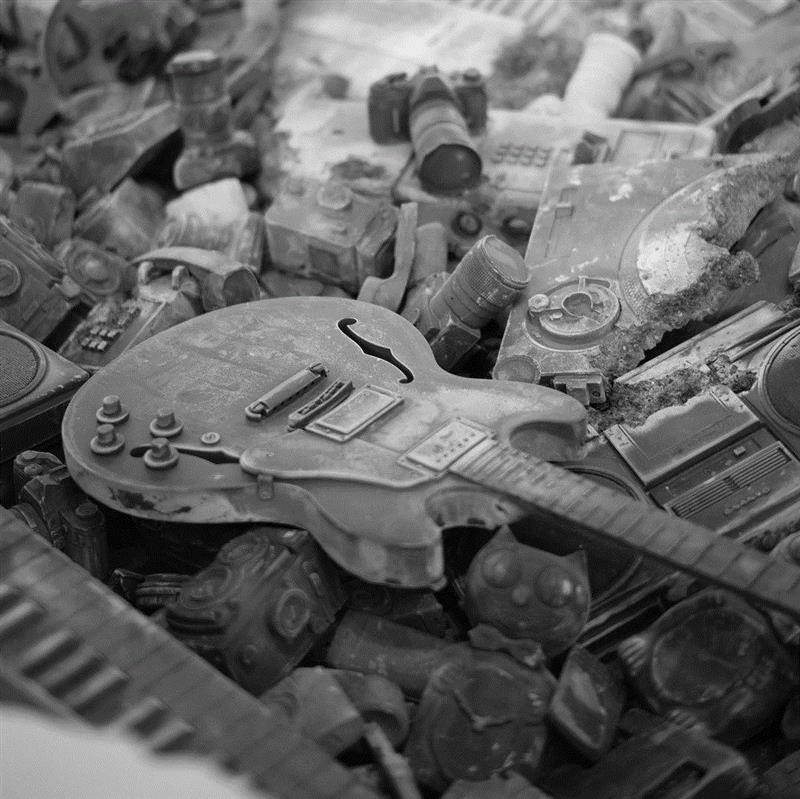 关于Daniel的作品，其中最有名的就是Future Relic系列，这个系列主要在表现石化二十世纪