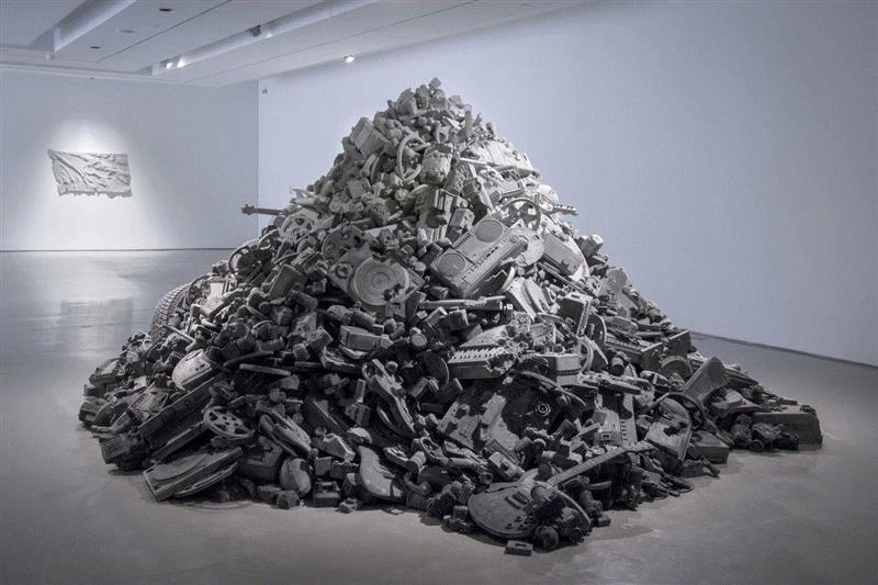 关于Daniel的作品，其中最有名的就是Future Relic系列，这个系列主要在表现石化二十世纪