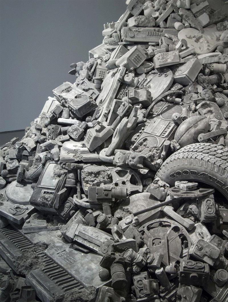 关于Daniel的作品，其中最有名的就是Future Relic系列，这个系列主要在表现石化二十世纪