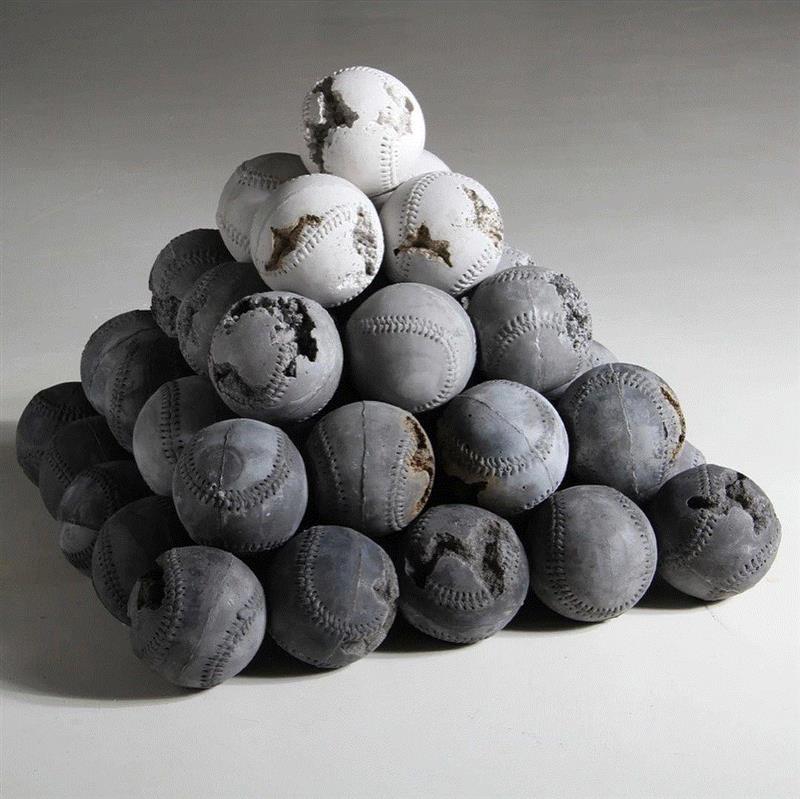 这些充满诗意的构造物，以各种形式呈现：由木灰和石膏做成的16毫米胶片放映机；或是由白色冰岩粉制成的2