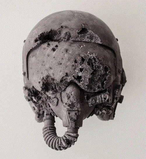 这些充满诗意的构造物，以各种形式呈现：由木灰和石膏做成的16毫米胶片放映机；或是由白色冰岩粉制成的2