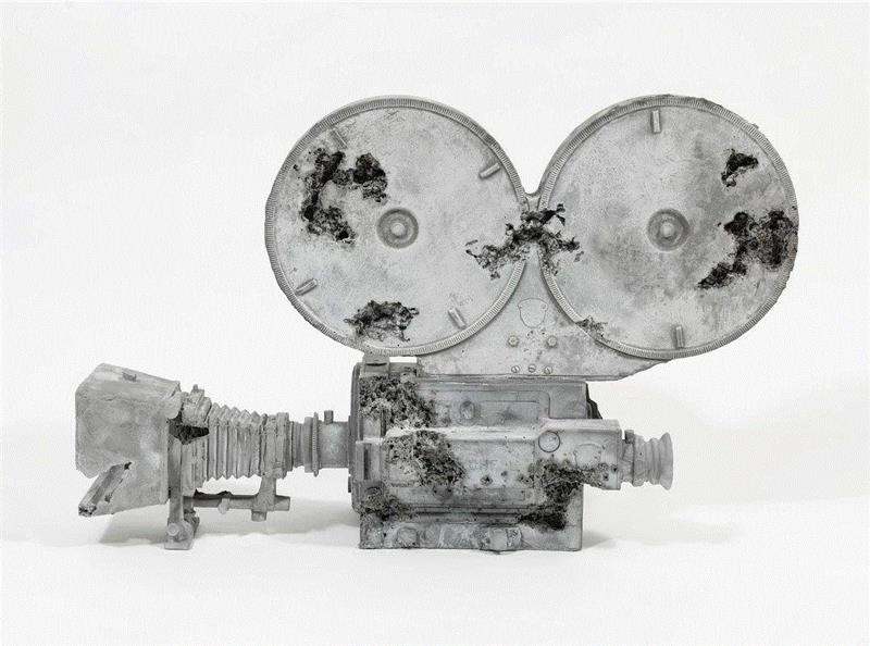 这些充满诗意的构造物，以各种形式呈现：由木灰和石膏做成的16毫米胶片放映机；或是由白色冰岩粉制成的2