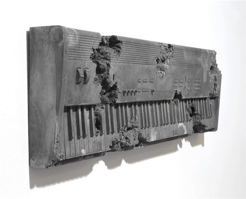 这些充满诗意的构造物，以各种形式呈现：由木灰和石膏做成的16毫米胶片放映机；或是由白色冰岩粉制成的2